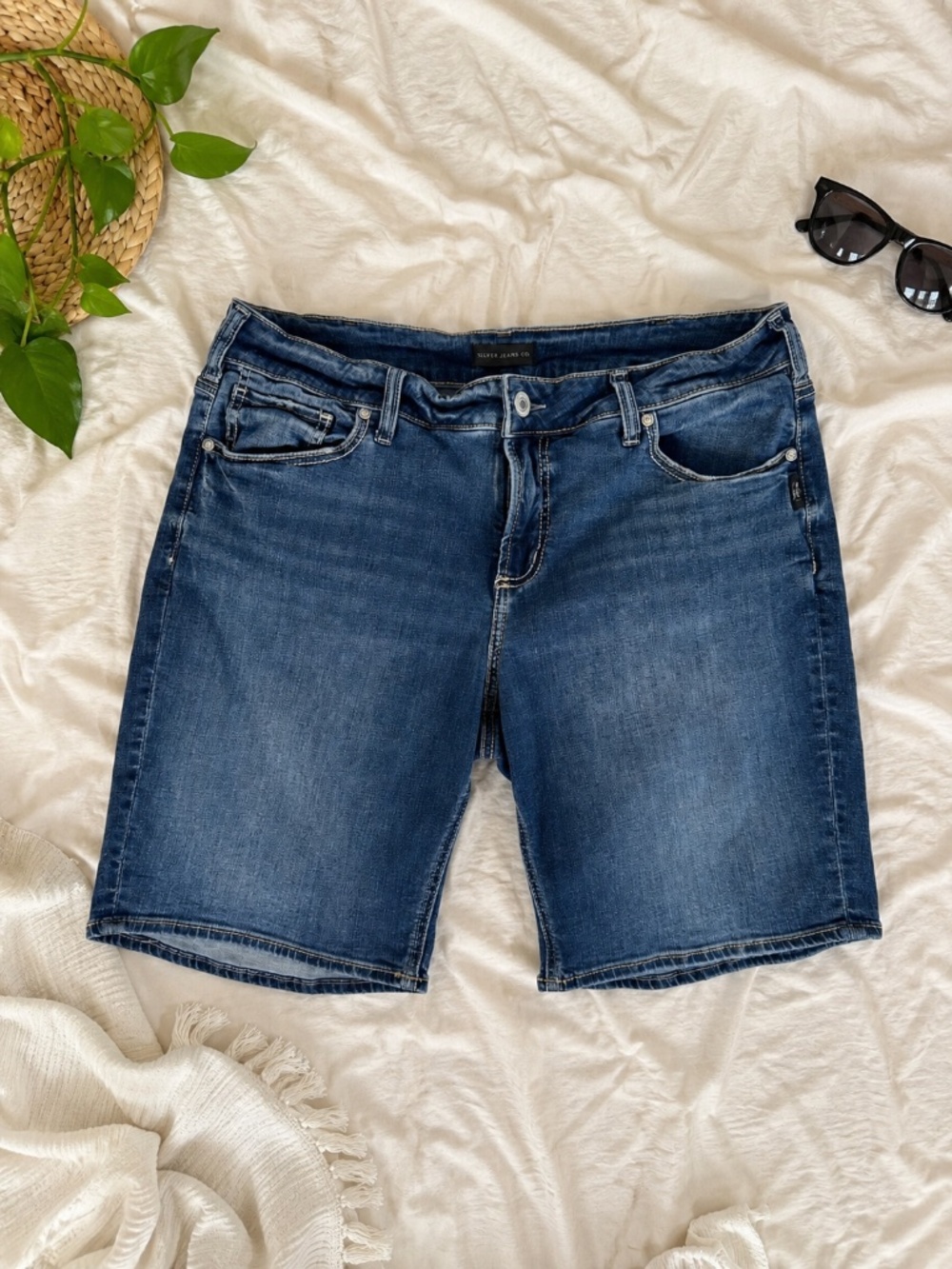 Silver Jeans Co. Suki Bermuda Denim Shorts Medium Wash Stretch Women's Size 33